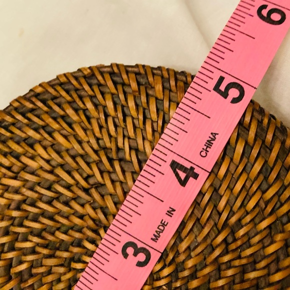 Set of four round wicker coasters in hinged round wicker box brown & tan - Picture 6 of 8